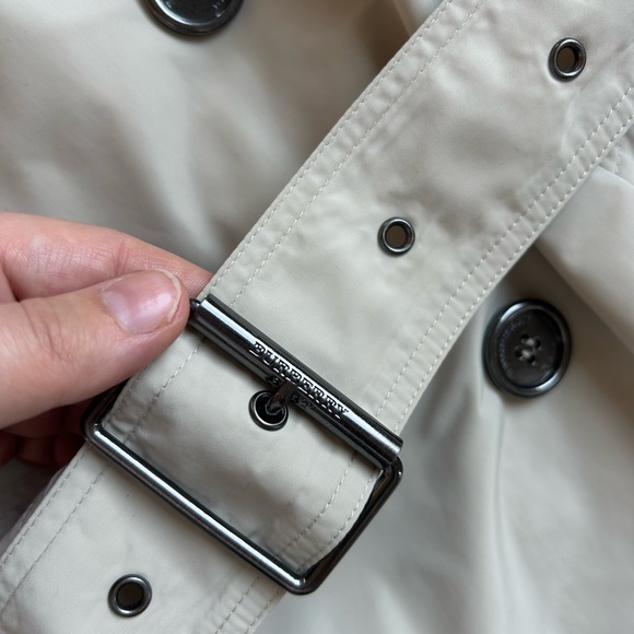 Burberry Women’s Kensington trench coat mid length, honey color, size S, 2799$ - Picture 4 of 7